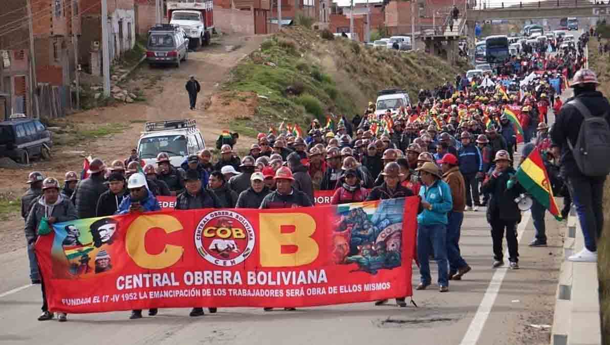 afiliados a la COB marcha desde Calamarca rumbo a la ciudad de La Paz