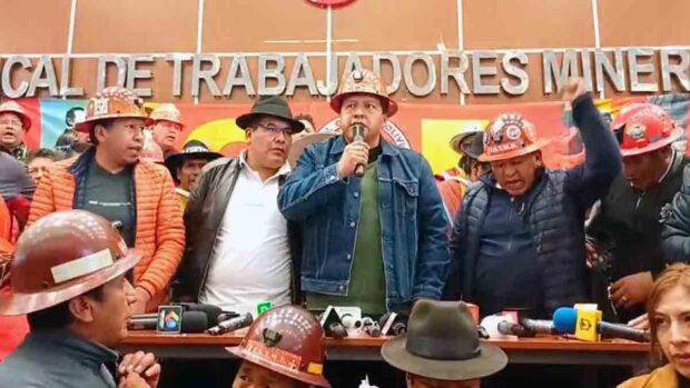 la cúpula de la COB en uno de los ampliados en La Paz