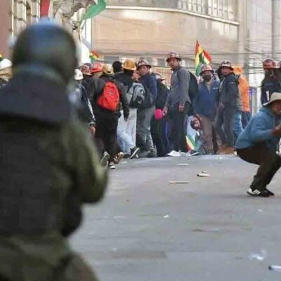 manifestantes de la COB enfrentan a policías en La Paz