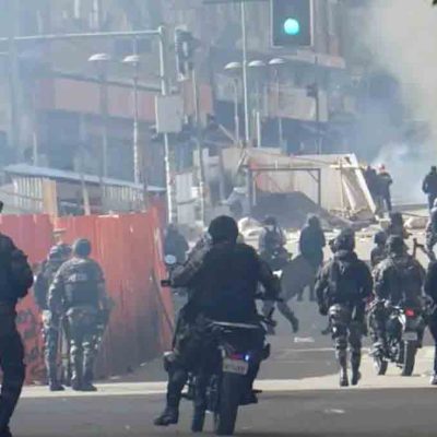 policías intentan poner orden tras violenta protesta de afiliados a la COB