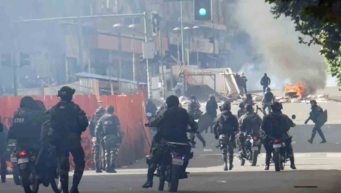 policías intentan poner orden tras violenta protesta de afiliados a la COB