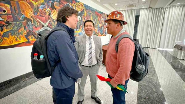 el ministro Mauricio Zamora y el ejecutivo de la COB Mario Argollo