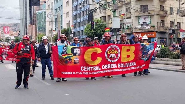 afiliados a la COB marchan en La Paz
