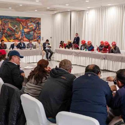 el diálogo entre autoridades de Gobierno y dirigentes de la COB