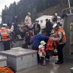 turistas son evacuados por personal de la Armada Boliviana