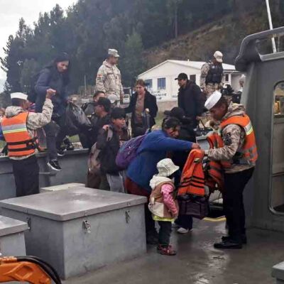 turistas son evacuados por personal de la Armada Boliviana