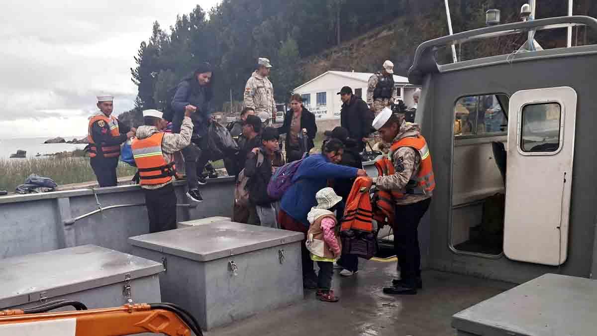 turistas son evacuados por personal de la Armada Boliviana