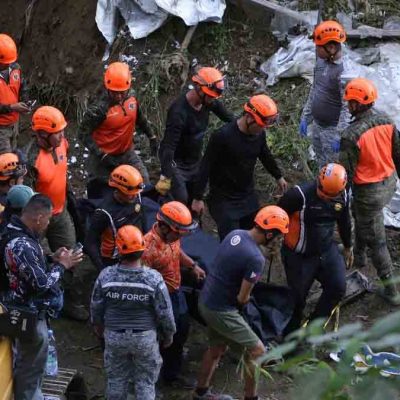 rescatistas en vertedero de Filipinas