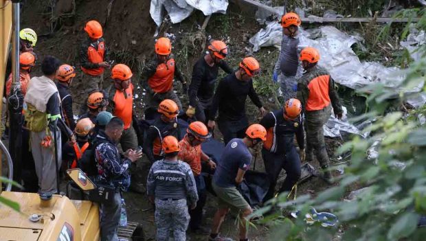 rescatistas en vertedero de Filipinas