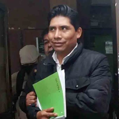 Franklin Flores custodiado por policías