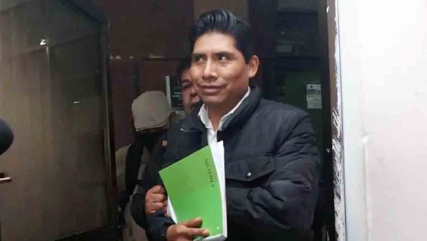 Franklin Flores custodiado por policías