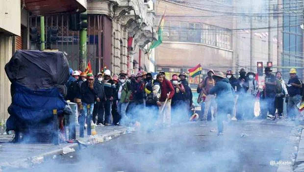 Policía gasifica la marcha de la COB