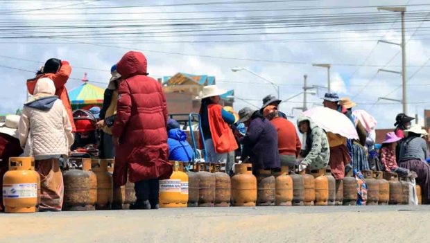 filas por GLP en El Alto