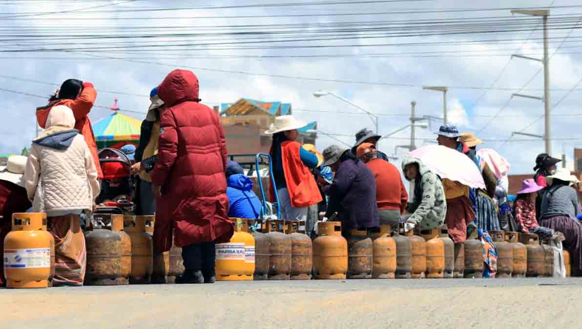 filas por GLP en El Alto