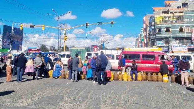 bloquean calles en El Alto por falta de GLP