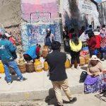personas hacen fila para comprar GLP en La Paz