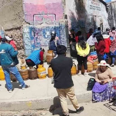 personas hacen fila para comprar GLP en La Paz