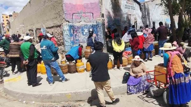 personas hacen fila para comprar GLP en La Paz