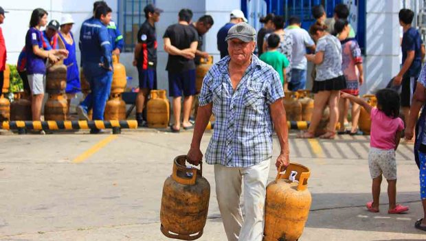 filas para compra de GLP en Santa Cruz