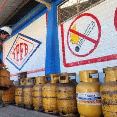garrafas de GLP en la planta de YPFB