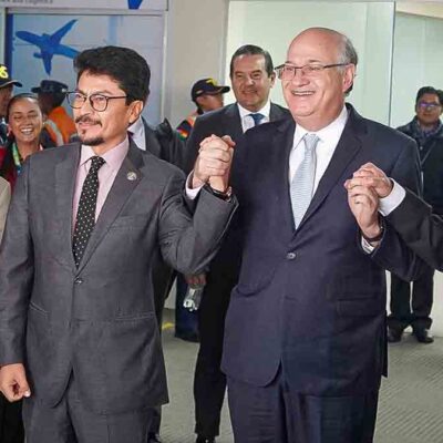 El presidente BID, Ilan Goldfajn, junto a autoridades bolivianas en el aeropuerto de El Alto