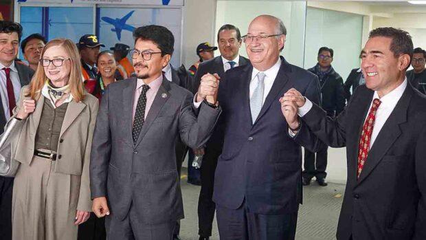 El presidente BID, Ilan Goldfajn, junto a autoridades bolivianas en el aeropuerto de El Alto