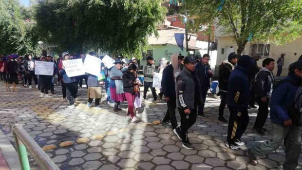marcha de protesta de residentes de Huanuni