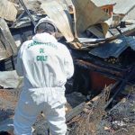 un bombero chileno en el lugar del incendio