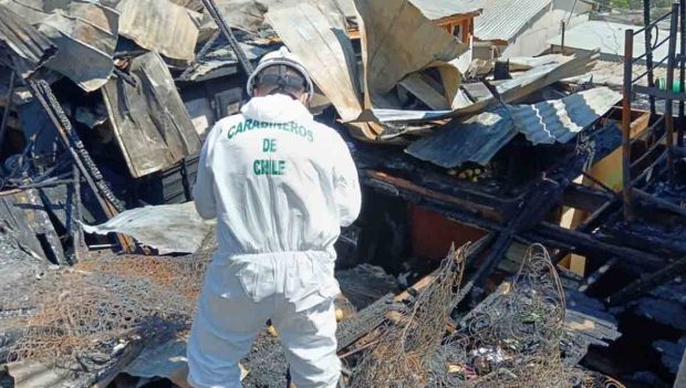 un bombero chileno en el lugar del incendio