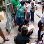 padres de familia hacen fila para inscribir a sus hijos en Santa Cruz