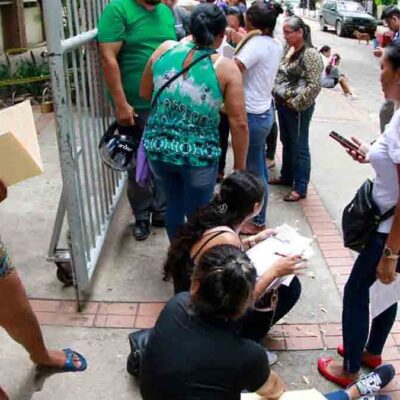 padres de familia hacen fila para inscribir a sus hijos en Santa Cruz