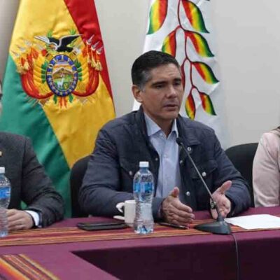 el ministro Oscar Mario Justiniano (centro) en conferencia de prensa