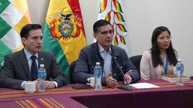 el ministro Oscar Mario Justiniano (centro) en conferencia de prensa