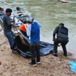 policías y voluntarios rescatan el cuerpo de un adolescente arrastrado por el río Izarsama