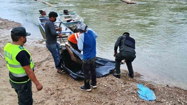 policías y voluntarios rescatan el cuerpo de un adolescente arrastrado por el río Izarsama