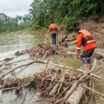 buscan a adolescentes desaparecidos en el río Isarzama