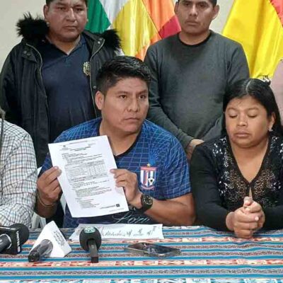 Leonardo Loza (centro) muestra el supuesto plan JEMA