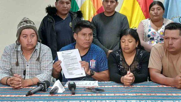 Leonardo Loza (centro) muestra el supuesto plan JEMA