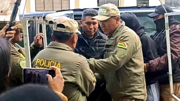 el exministro Zenón Mamani es ingresado a celdas de la Felcc