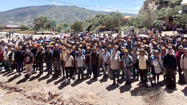 mineros bloquean en Parotani