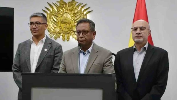 los ministros de Economía, Gobierno y Presidencia en conferencia de prensa