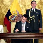 el presidente de Ecuador firma la medida arancelaria