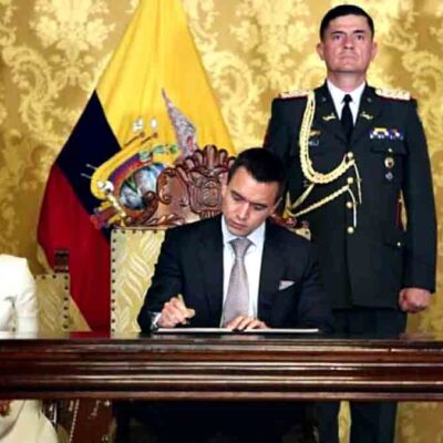 el presidente de Ecuador firma la medida arancelaria