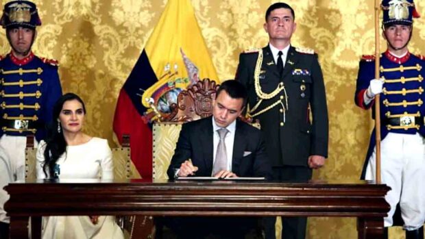 el presidente de Ecuador firma la medida arancelaria