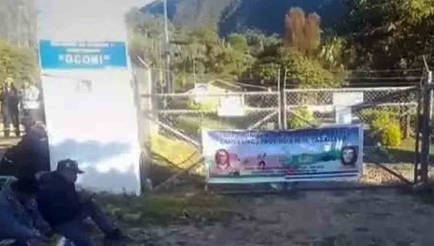 campesinos hacen vigilia en la planta de Oconi