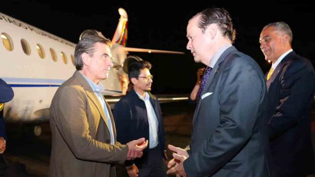 el presidente Rodrigo Paz es recibido en el aeropuerto de Ciudad de Panamá