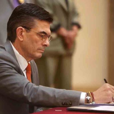 el presidente Rodrigo Paz firma la norma