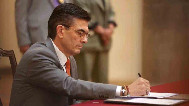 el presidente Rodrigo Paz firma la norma