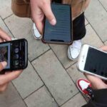 Francia prohíbe redes sociales a menores de 15 años