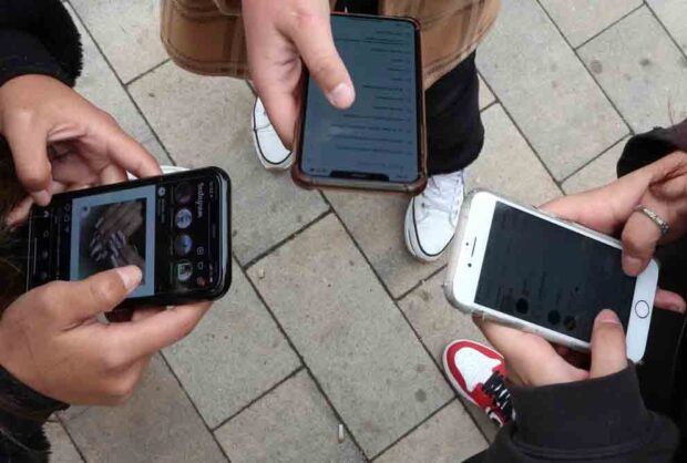 Francia prohíbe redes sociales a menores de 15 años